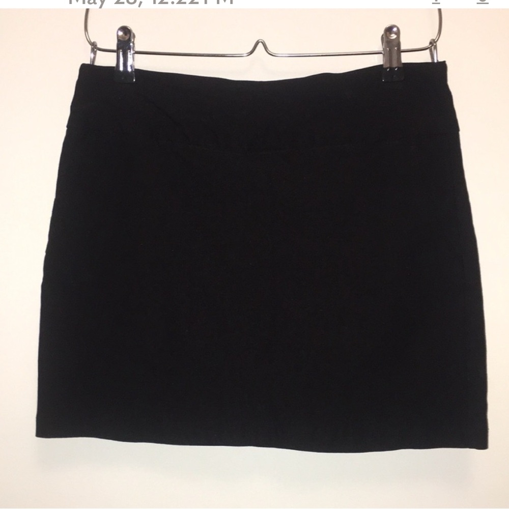 Attyre Black Petite skort